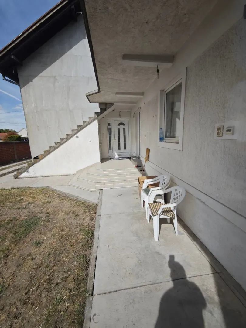 Ulazni deo porodične kuće sa stepeništem i tremom.