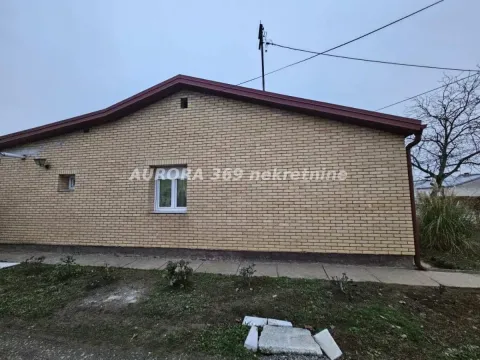 Pogled na fasadu i dvorište prizemne kuće obložene ciglom. - image 11