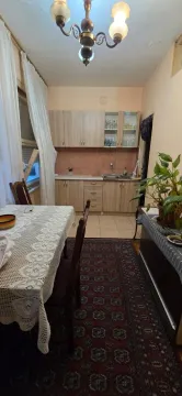 Manja kuhinja sa trpezarijskim stolom i drvenim elementima. - image 8