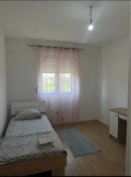Manja spavaća soba sa krevetom, radnim stolom i prozorom. - image 6