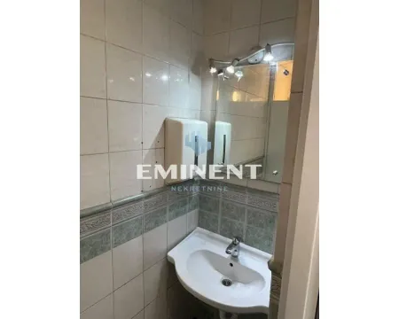 Smaller tiled bathroom with a washbasin and a mirror. - image 10