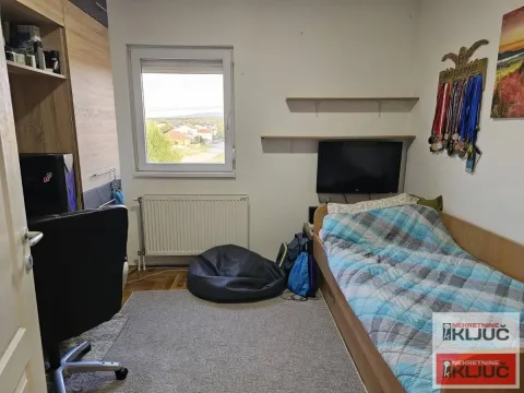Dečja soba sa krevetom, radnim stolom i televizorom. - image 8