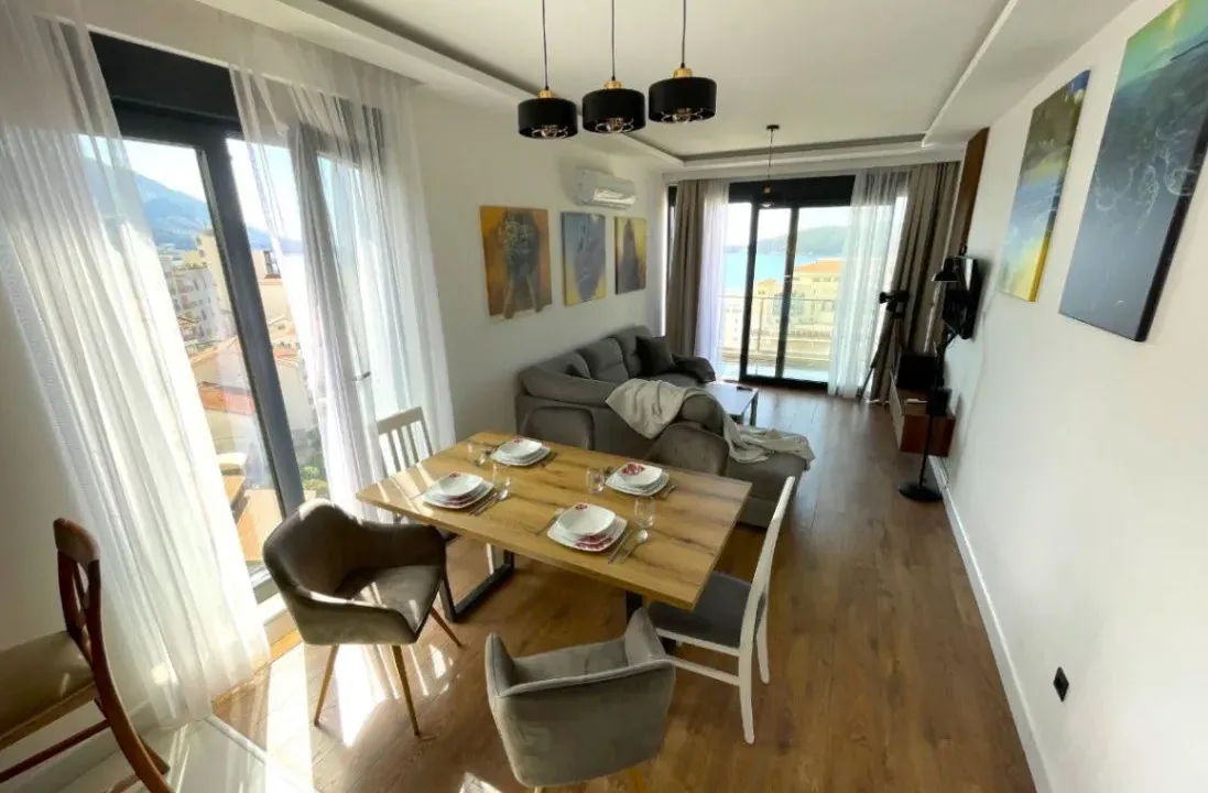 Izdavanje, trosoban stan, 82m², Bečići, Budva