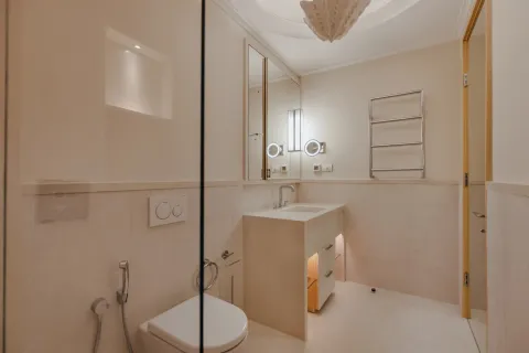 Moderne kupatilo sa umivaonikom, ogledalom i toaletom. - image 17