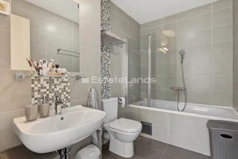 Moderne kupatilo sa umivaonikom, WC šoljom i kadom sa staklenom pregradom. - image 12