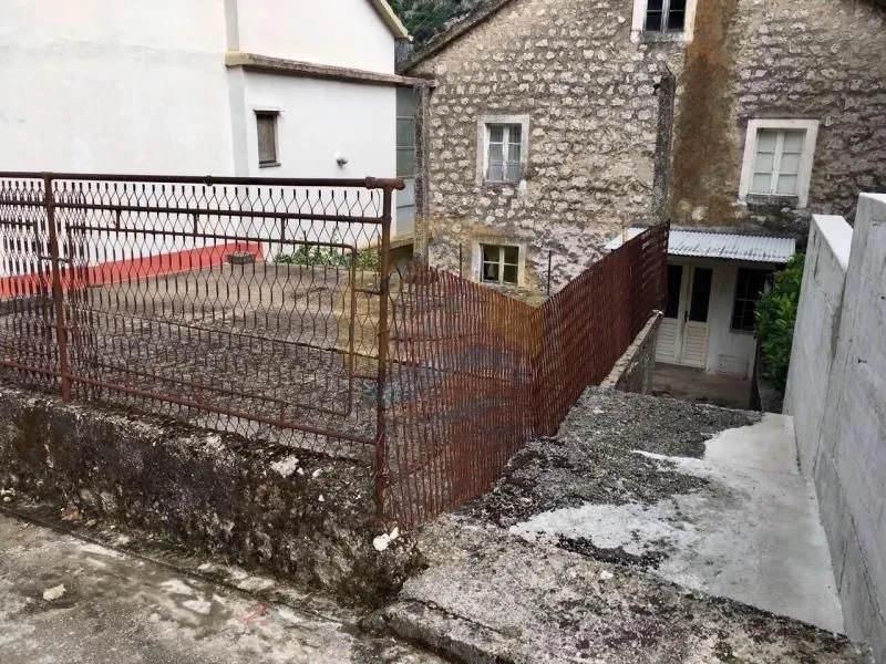 Prodaja, kuća, 80m², Škaljari, Kotor