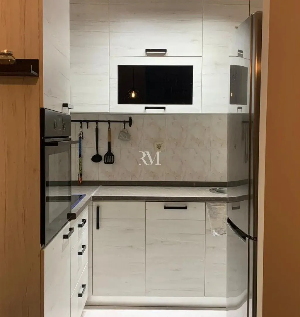 Izdavanje, trosoban stan, 100m², Dumidran, Tivat