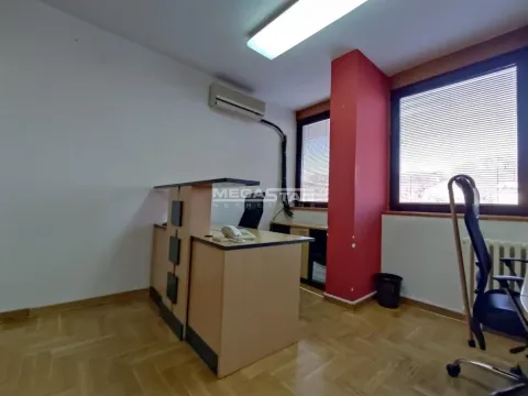 Izdavanje, poslovni prostor, 43m², Šumice, Beograd - image 9