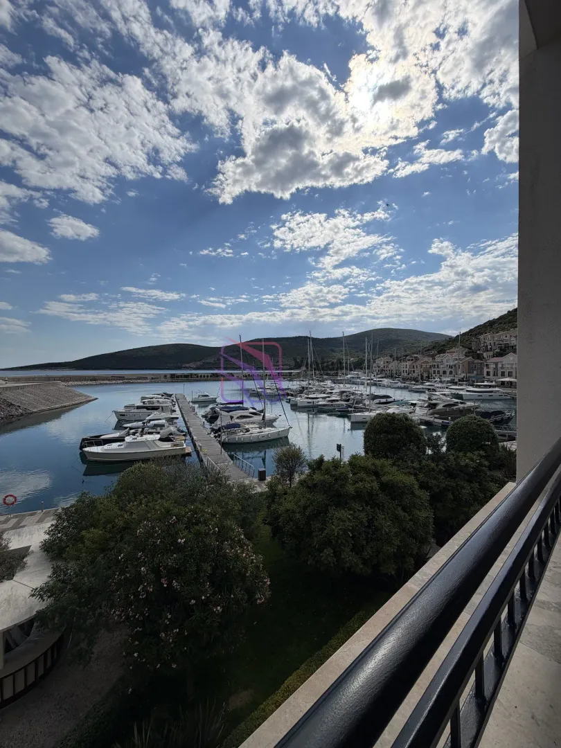Pogled sa terase na marinu sa brodovima i brda u pozadini.