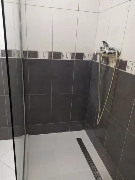 Tuš kabina obložena tamnim i svijetlim pločicama. - image 8