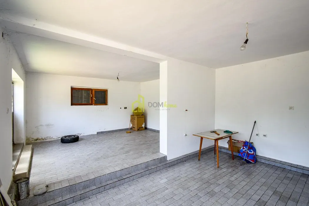 Sale, house, 370m², Tološi, Podgorica