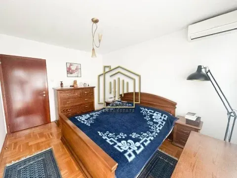Namještena spavaća soba sa bračnim krevetom, drvenim namještajem i parketom. - image 3