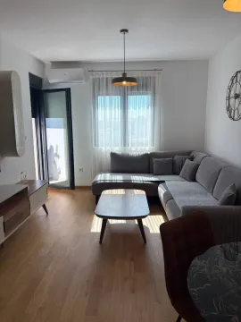 Dnevni boravak sa garniturom, stočićem i izlazom na terasu. - image 8