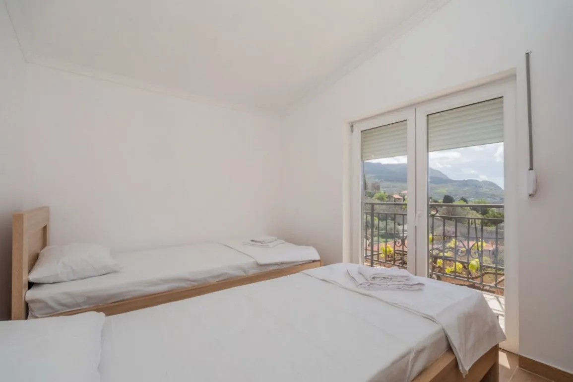 Izdavanje, dvosoban stan, 70m², Stari Bar, Bar