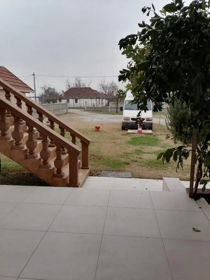 Prodaja, kuća, 350m², Tološi, Podgorica