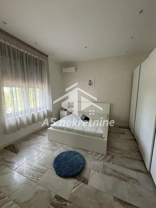 Izdavanje, stan, 200m², Senjak, Beograd