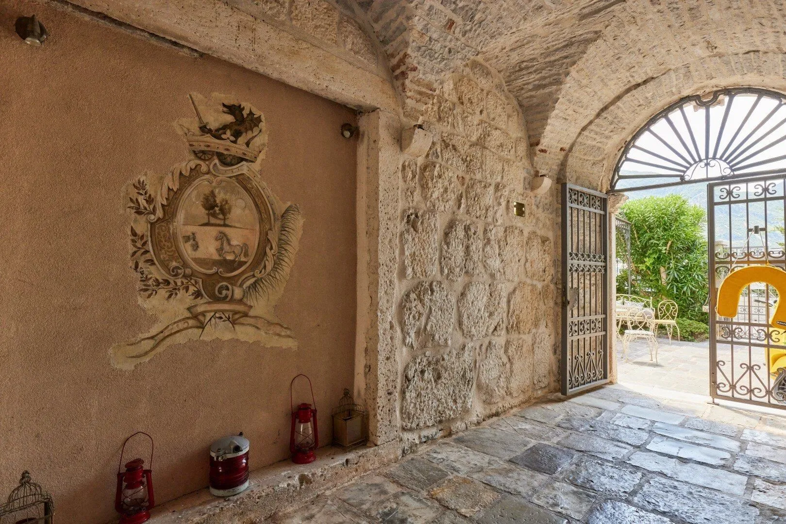 Rent, house, 2117m², Kotor, Crna Gora