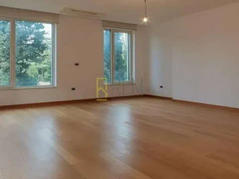 Prodaja, trosoban stan, 114m², Centar, Podgorica
