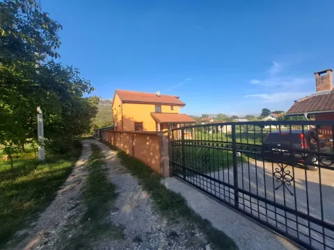 Pogled na dvorište i spoljašnjost kuće sa kapijom. - image 6