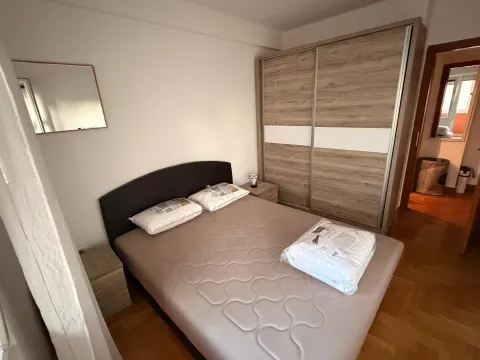 Furnished bedroom with a double bed and a large wardrobe. - image 7