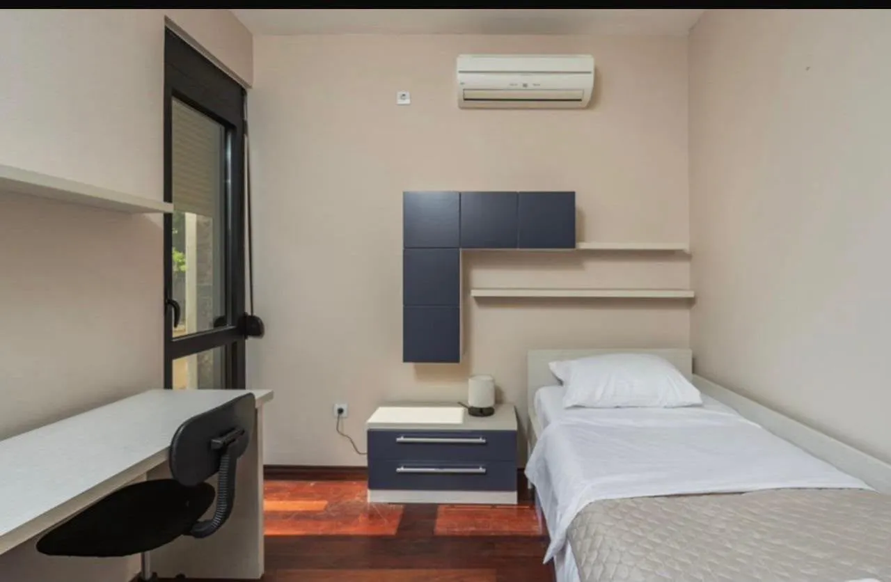Izdavanje, trosoban stan, 170m², Dobrota, Kotor