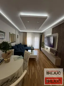 Udobna dnevna soba sa garniturom, trpezarijskim stolom i TV komodom. - image 6