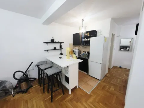 Manja kuhinja sa šankom i trpezarijskim stolicama. - image 5