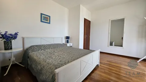 Prostrana spavaća soba sa bračnim krevetom, noćnim stočićem i ogledalom. - image 6