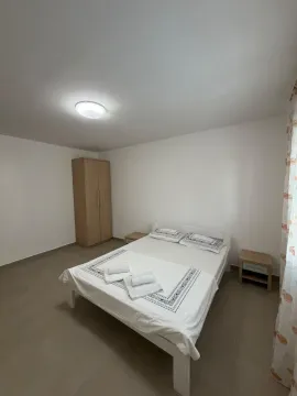 Svjetla spavaća soba sa bračnim krevetom i ormarom. - image 10