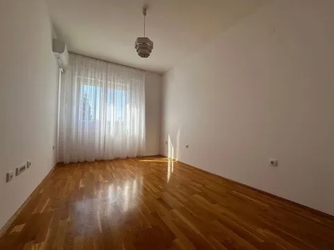 Izdavanje, trosoban stan, 102m², Ljubović, Podgorica - image 7