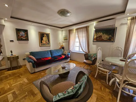 Dnevna soba sa garniturom, stočićem i trpezarijskim stolom. - image 2