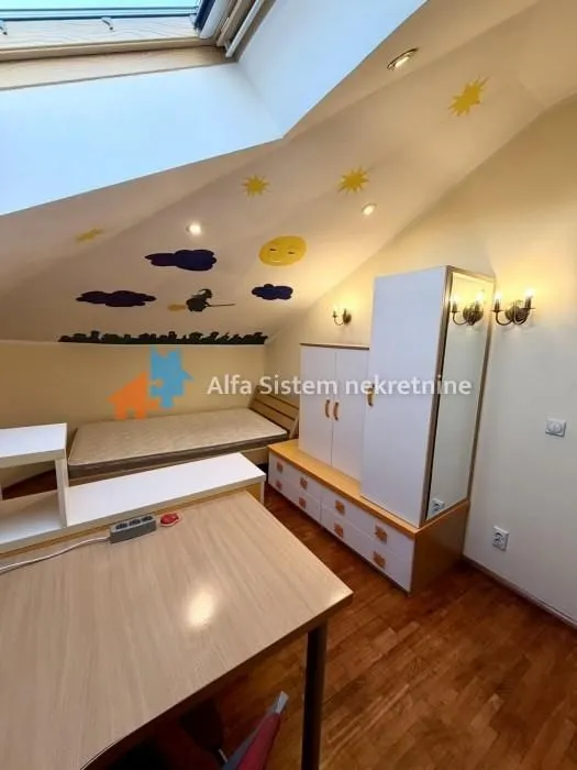 Izdavanje, stan, 200m², Stari Grad, Beograd