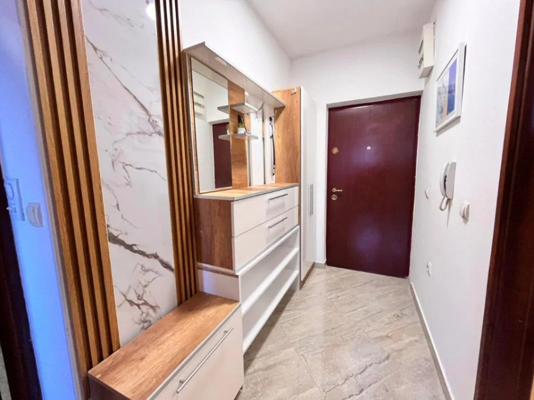 Izdavanje, dvosoban stan, 65m², Pobrežje, Podgorica