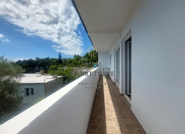 Izdavanje, dvosoban stan, 90m², Mrčevac, Tivat
