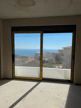Pogled na more kroz veliki prozorski otvor u sobi u izgradnji. - image 3