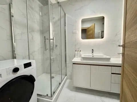Moderno opremljeno kupatilo sa tuš kabinom, umivaonikom i veš mašinom. - image 6