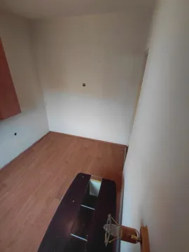 Prazna soba sa laminatom na podu i svetlim zidovima. - image 4