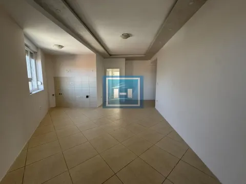 Prazna prostorija sa pločicama na podu i pripremljenim zidom za kuhinju. - image 3
