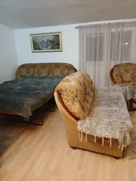 Dnevna soba sa garniturom za sedenje i foteljom. - image 4