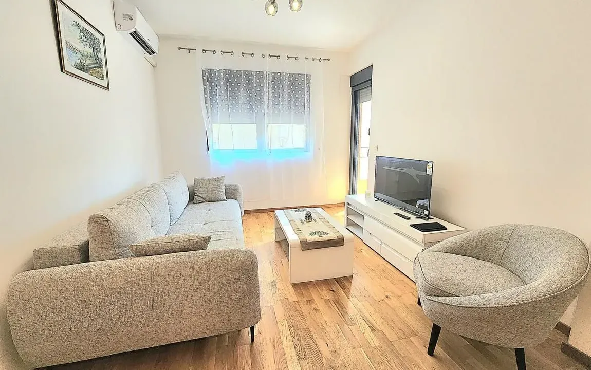 Izdavanje, jednosoban stan, 43m², Podkošljun, Budva
