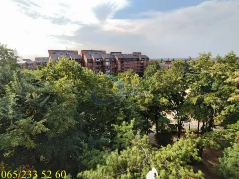 Pogled sa prozora na okolno zelenilo i zgrade. - image 15