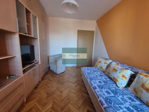 Nameštena spavaća soba sa kaučem, drvenim ormarima i parketom. - image 13