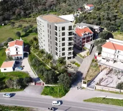 Pogled iz vazduha na stambenu zgradu i okolno naselje. - image 5