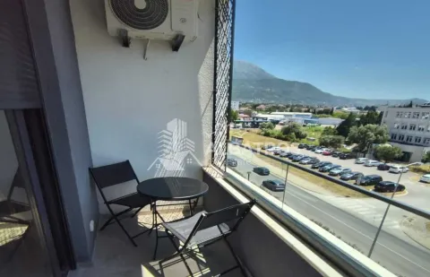 Manji namješteni balkon sa stolom i dvije stolice i pogledom na okolinu. - image 10