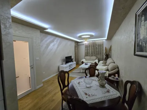 Dnevna soba sa trpezarijskim stolom i garniturom za sjedenje. - image 8