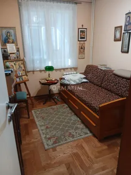 Manja soba sa kaučem, tepihom i ikonama na zidu. - image 10