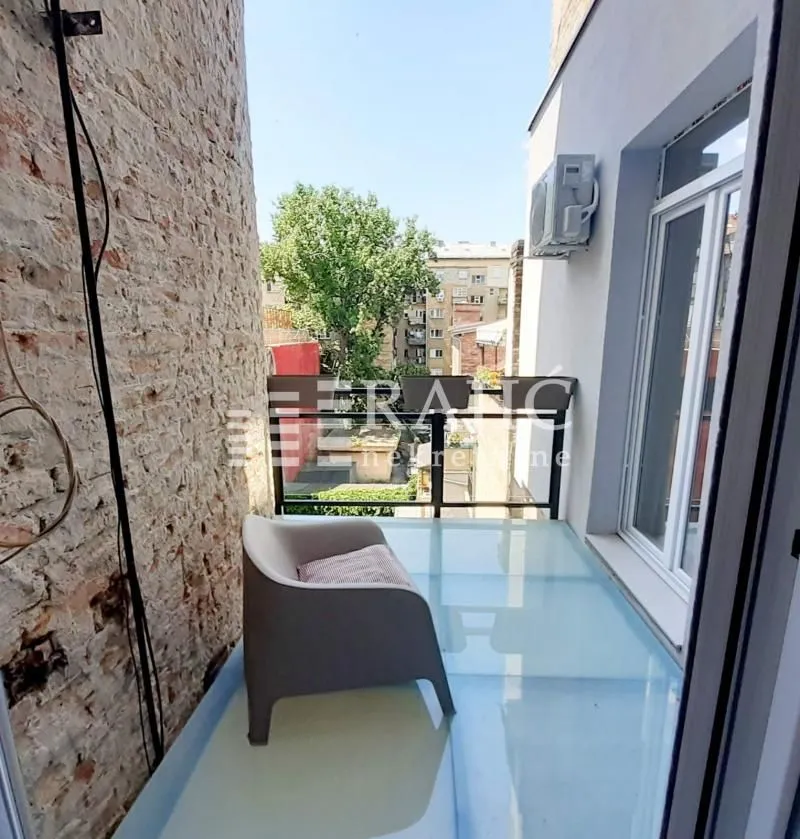 Balcony with a glass floor and an armchair.