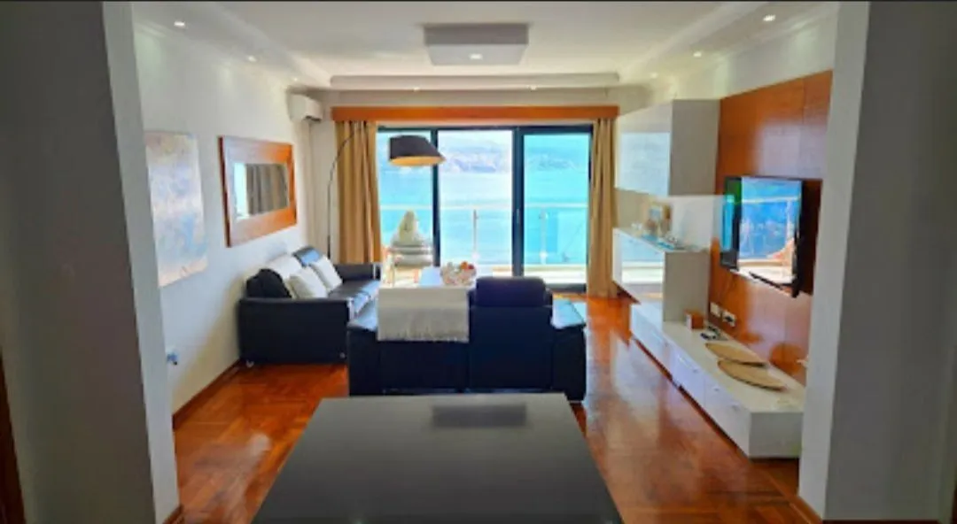 Izdavanje, dvosoban stan, 60m², Njivice, Herceg Novi