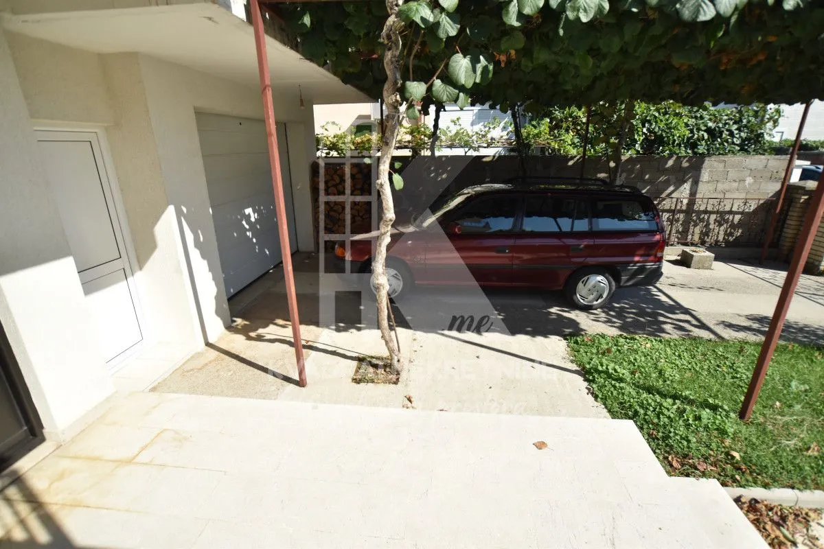 Sale, house, 250m², Zelenika, Podgorica