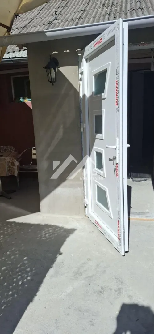 Ulazna vrata kuće sa spoljne strane.